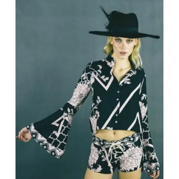 ✨HOST PICK✨
LENNI THE LABEL FLARE SLEEVE TOP - Picture 4 of 4